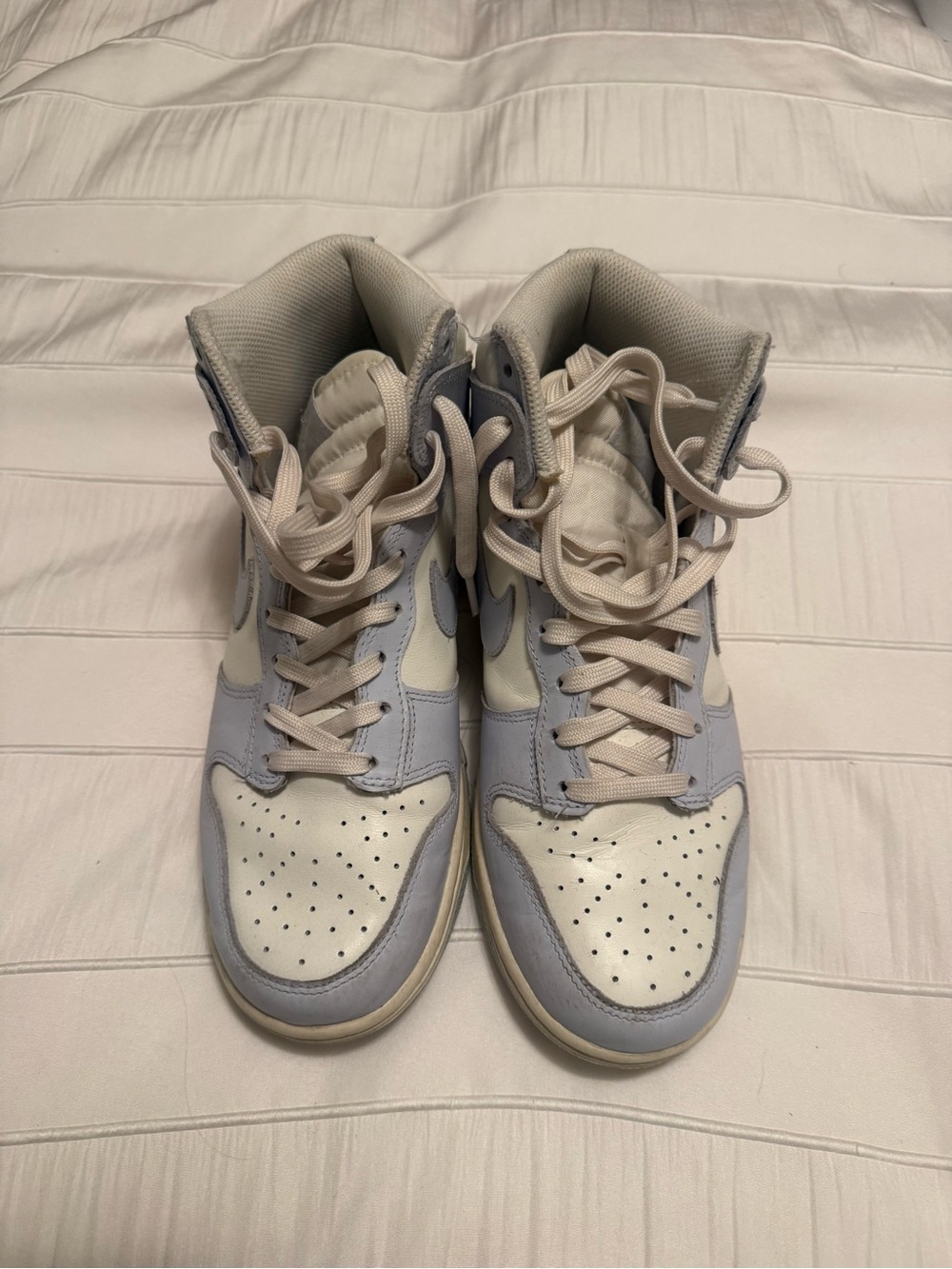 Nike High-Top Sneakers in Cream and Light Lavender - Picture 3 of 3